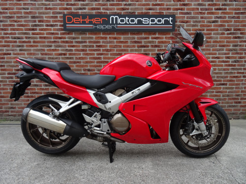 Honda VFR 800 F V-Tec # 2015 # 34.000KM # Victory Red # - Dekker Motor Parts
